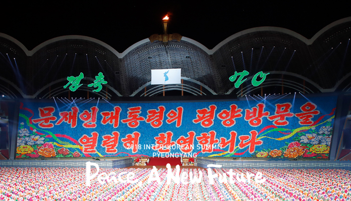 North Korean performers hold up placards to ardently welcome President Moon to Pyeongyang during a mass gymnastics performance of 'Brilliant Fatherland' at the May Day Stadium in Pyeongyang on Sept. 19. (Pyeongyang Press Corps)</p></div><br /><br />Click the links below to read the full text of the speech.