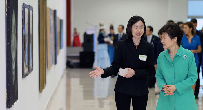 President Park Geun-hye (right) listens to an explanation from the curator during a cultural exchange exhibition for ethnic Koreans at the Palace of Independence in Astana, Kazakhstan, on June 19.