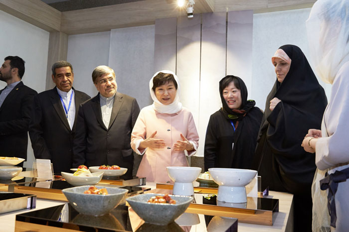 President Park Geun-hye (center) tours the Hansik Zone at the K-Culture Exhibit at the Milad Tower in Tehran on May 2. She underscored the importance of the exhibit by saying that, ‘Making kimchi with ingredients like tomatoes and onions, which Iranians can find quite easily, shows that our two culinary traditions are quite compatible.’