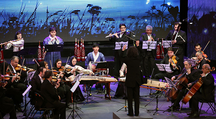 Korea's Contemporary Gugak Orchestra and Iran’s National Orchestra perform ‘Arirang Medley’ as part of the Korea-Iran One Heart Festival in Tehran on May 2, where both traditional and modern music from Korea and Iran were brought to the stage.