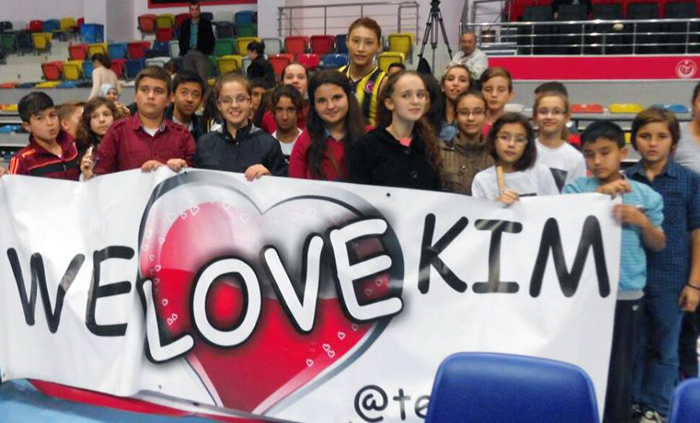 Volleyball player Kim Yeon-koung poses with her Turkish fans after a game. (photo courtesy of INSPOKOREA)
