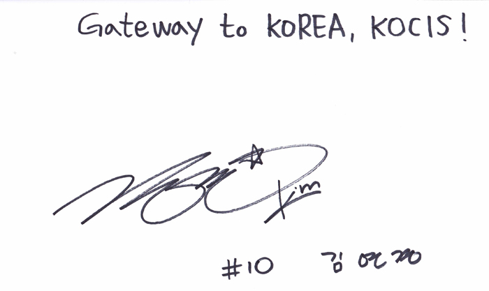 Volleyballer Kim Yeon-koung signs an autograph for Korean.net readers. (photo courtesy of INSPOKOREA)