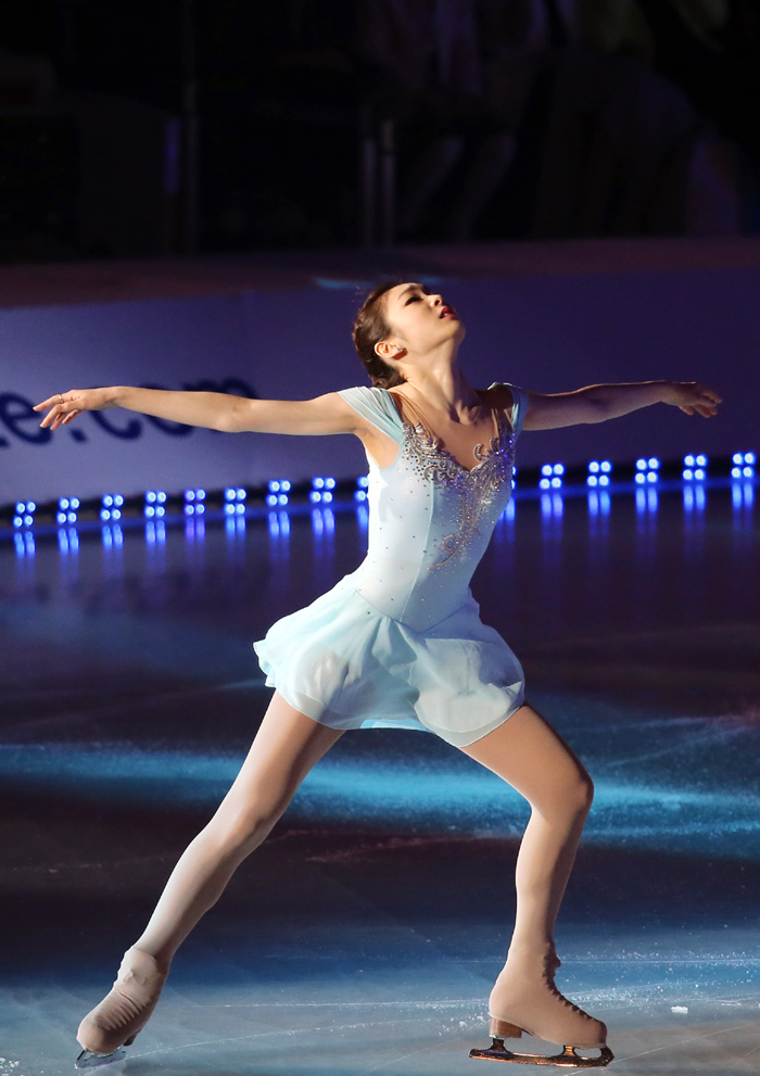 "Queen of Figure Skating" Kim Yuna performs to the song “Let It Go” from the animated mega-hit “Frozen” during an ice show held at the Olympic Gymnastics Stadium on May 6. (photo: Yonhap News)