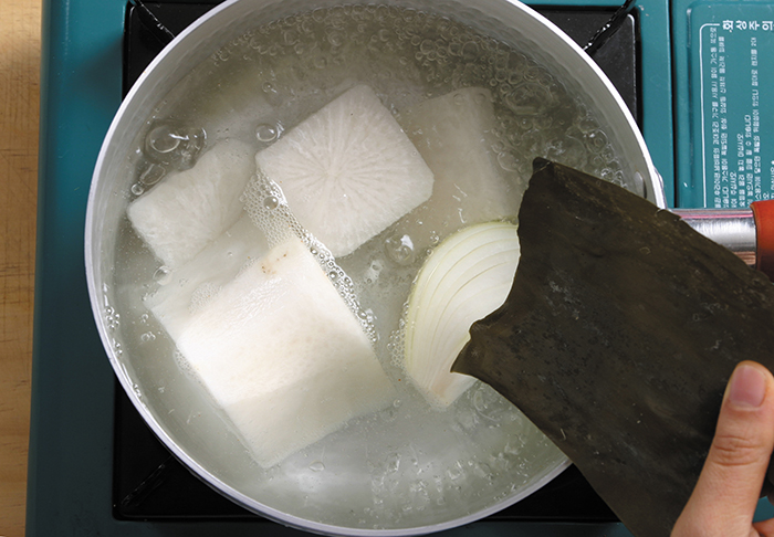 Put water, radish and onion into the pot and boil it all together for about 30 minutes. Add the kelp to the pot and turn off the heat.