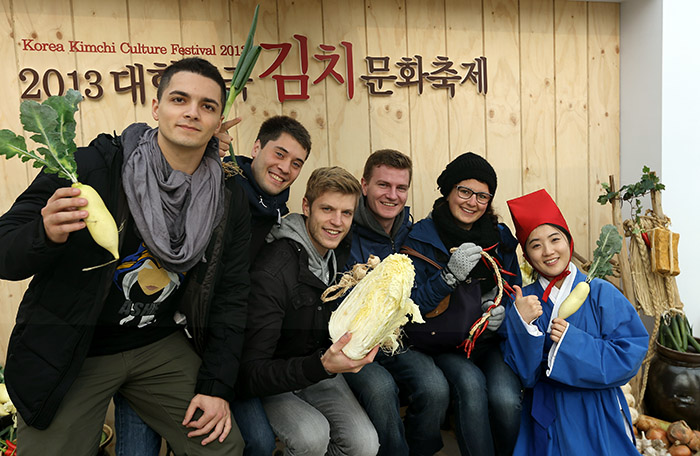 Tourists pose for a photo during the Korea Kimchi Culture Festival 2013 held at Gyeongbokgung Palace in central Seoul on December 5. (Photo: Jeon Han) 