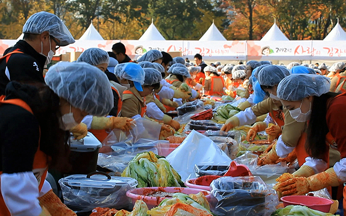 Kimjang, one of Korea’s representative food cultures, has recently joined the UNESCO list of intangible cultural heritage items. The above photo shows a large-scale kimjang event held last year. (Photo courtesy of the Cultural Heritage Administration)
