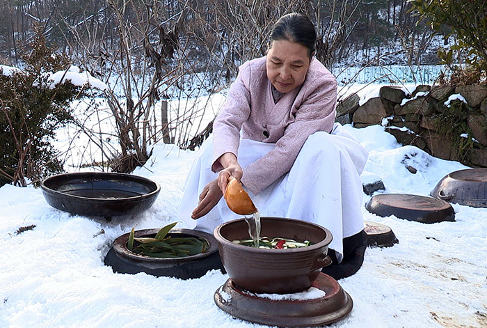 Kimjang kimchi, or kimchi stored underground after being made during kimjang, is delicious and offers a tasty chewy texture throughout the winter. (Photo courtesy of the Cultural Heritage Administration) 