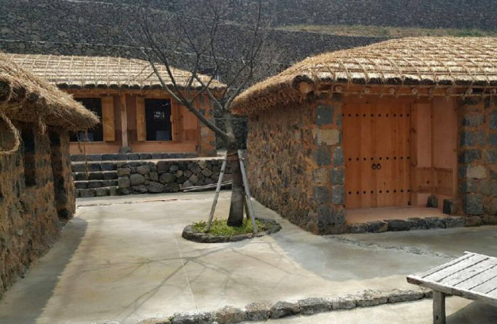The grounds of the <i>gaekju</i> inn owned by Kim Mandeok are recreated in Geonip-dong, Jeju-si City.