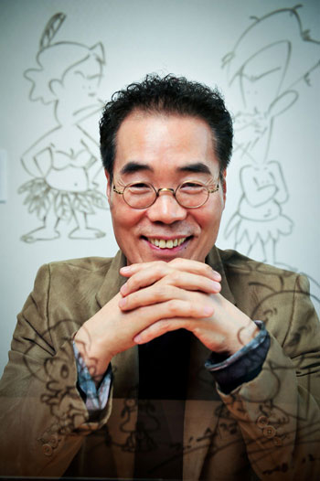 Kim Soo-iung smiles with drawings of his Dooly characters. (photo: Son Hong-ju)