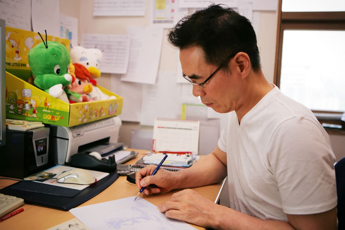 The creator of Dooly, Kim Soo-jung, working. (photo: by Son Hong-ju)