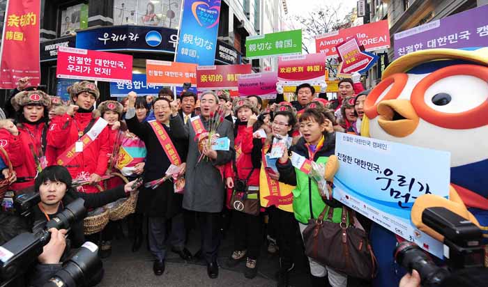 Minister of Culture, Sports and Tourism Yoo Jinryong (center) shouts, “Kind Korea, we will lead the way,” along with participants as part of the National Hospitality Campaign for Visiting Foreigners drive in Myeongdong, central Seoul, on January 29. (Photo: courtesy of the Ministry of Culture, Sports and Tourism)