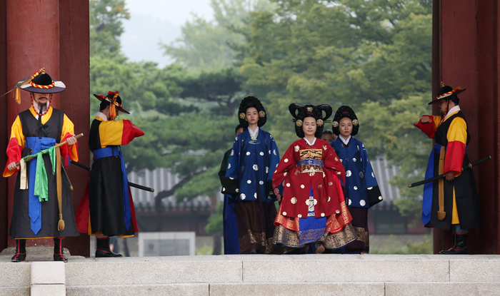 Lady Hyegyeonggung, the mother of King Jeongjo, leaves the Donhwamun Gate of Changdeokgung Palace as a part of the 2017 King Jeongjo Tomb Parade, in Seoul on Sept. 23.