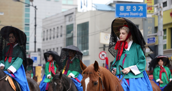 Dasha Zrazhevskaya, who played the part of a court lady in the 2017 King Jeongjo Tomb Parade, rides a horse toward Jonggak in Seoul on Sept. 23.