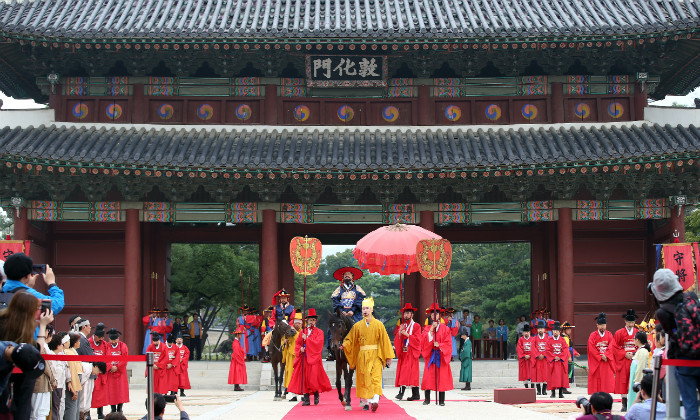 The 2017 King Jeongjo Tomb Parade begins after a formal ceremony to officially depart the palace, at the Donhwamun Gate of Changdeokgung Palace in Seoul on Sept. 23.