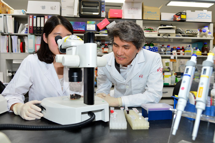 Changjoon Justin Lee (right) at Korea Institute of Science and Technology (KIST) while on research. (photo courtesy of KIST)