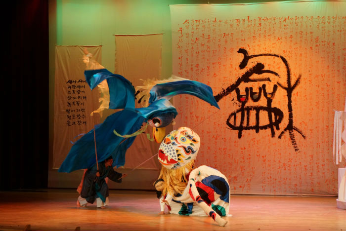 From 2014, the Korean government will provide financial assistance to artists who suffer from a low income. The above photo shows "The Left Hand" by Kkokdugwangdae. (Photo courtesy of the Korean Traditional Performing Arts Foundation)