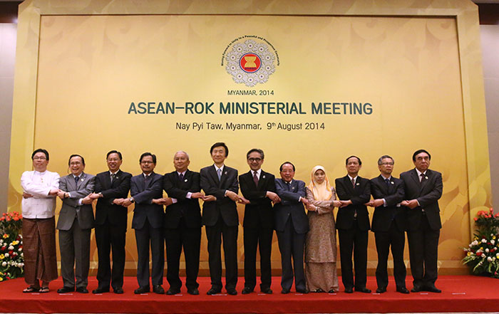 Minister Yun Byung-se (sixth from left) poses for a photo with participants in the 17th ASEAN-ROK Ministerial Meeting, held in Nay Pyi Taw, Myanmar, on August 9. (photo courtesy of the Ministry of Foreign Affairs)