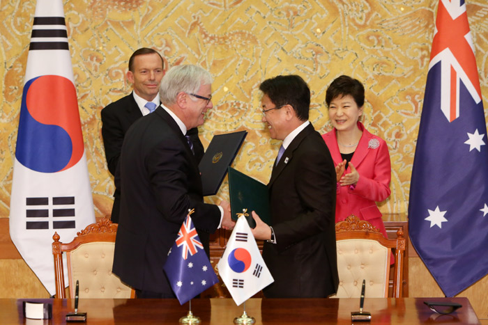 President Park Geun-hye (right, back row) and Australian Prime Minister Tony Abbott attend the signing ceremony of the Korea-Australia FTA on April 8 at Cheong Wa Dae after holding the Korea-Australia summit. (photo: Cheong Wa Dae)