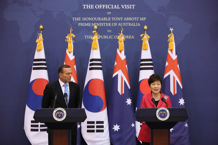 President Park Geun-hye (right) and Australian Prime Minister Tony Abbott hold a joint press conference on April 8 at Cheong Wa Dae after holding the Korea-Australia summit. (photo: Cheong Wa Dae)