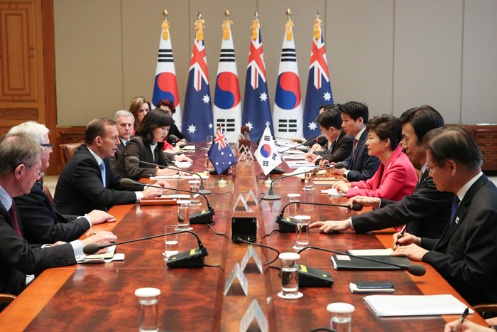 President Park Geun-hye (third from right) holds talks with Australian Prime Minister Tony Abbott on April 8 at Cheong Wa Dae prior to the Korea-Australia summit. (photo: Cheong Wa Dae)