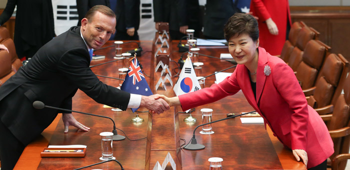 President Park Geun-hye (right) shakes hands with Australian Prime Minister Tony Abbott on April 8 at Cheong Wa Dae prior to the summit talks. (photo: Cheong Wa Dae)