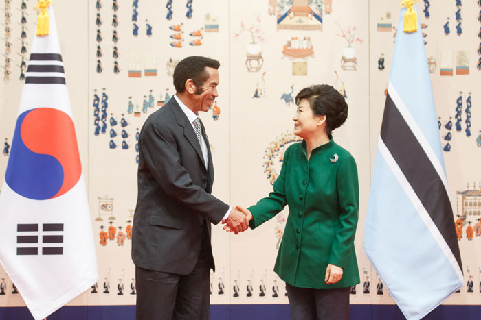President Park Geun-hye (right) and Botswana President Ian Khama pose for a photo prior to the Korea-Botswana summit at Cheong Wa Dae on Oct. 23.