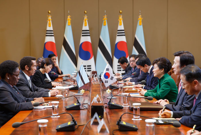 President Park Geun-hye and Botswana President Ian Khama hold summit talks at Cheong Wa Dae on Oct. 23.