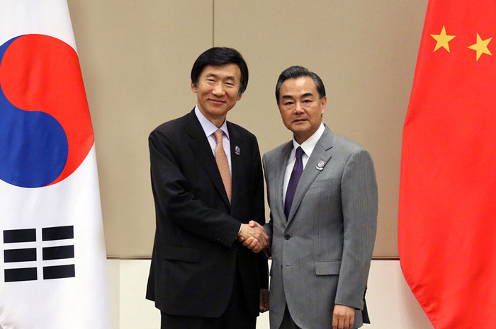 Minister Yun Byung-se (left) shakes hands with Chinese Foreign Minister Wang Yi in Nay Pyi Taw, Myanmar, on August 10. (photo courtesy of the Ministry of Foreign Affairs)