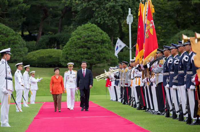 President Park Geun-hye and Chinese President Xi Jinping inspect an honor guard at Cheong Wa Dae on July 3. (photo: Cheong Wa Dae)