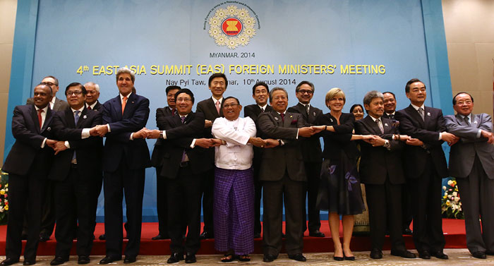 Minister Yun Byung-se (fifth from left, back row) poses for a photo during the 4th EAS Foreign Ministers' Meeting in Nay Pyi Taw. Myanmar, on August 10. (photo courtesy of the Ministry of Foreign Affairs)