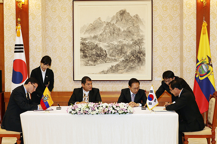 Korea Customs Service Commissioner Yoon Young-sun (seated, far right) and his Ecuadorian counterpart sign a contract to export Korea’s electronic customs clearance systems to Ecuador, at Cheong Wa Dae in September 2010. Both the Korean and Ecuadorian presidents are present at the signing.