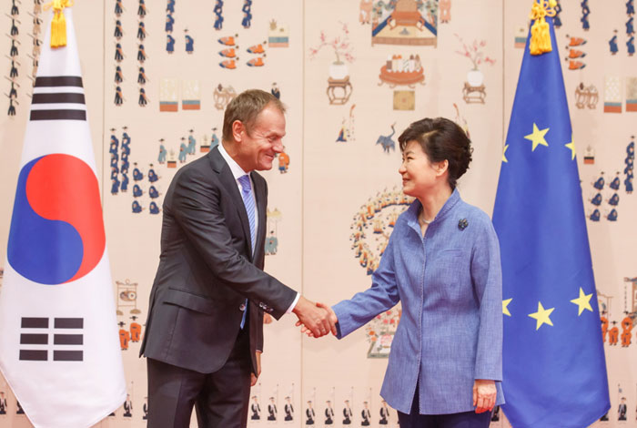 President Park Geun-hye (right) and European Council President Donald Tusk shake hands before summit talks at Cheong Wa Dae on Sept. 15.