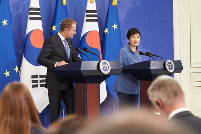 President Park Geun-hye (right) and European Council President Donald Tusk hold a joint press conference after the summit talks at Cheong Wa Dae on Sept. 15.