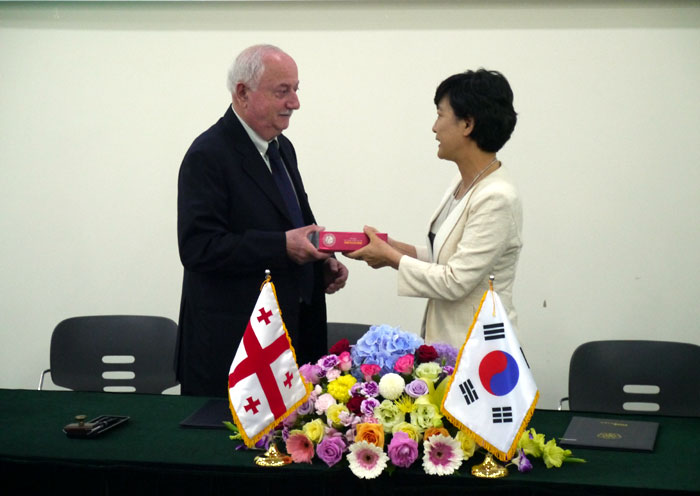 NAAS President Chun Hye-kyung (right) shakes hands with GAAS President Guram Aleksidze after signing an MOU that covers agricultural technology. (photo courtesy of the Rural Development Administration)
