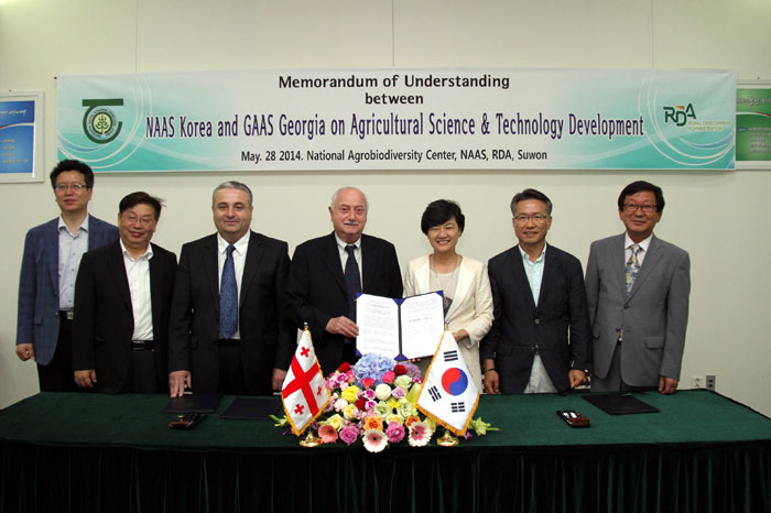 NAAS President Chun Hye-kyung (third from right) poses for a photo with GAAS President Guram Aleksidze (fourth from left) after signing an MOU on agricultural technology. (photo courtesy of the Rural Development Administration)