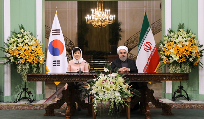 President Park Geun-hye (left) holds a summit and a joint press conference with Iranian President Hassan Rouhani at the Sa'dabad Palace in Tehran on May 2.