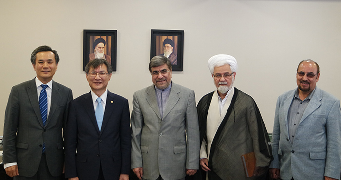First Vice Minister Jung Kwan-joo from the Ministry of Culture, Sports and Tourism (second from left) poses for a photo with Iran's Minister of Culture and Islamic Guidance Ali Jannati (center) and other Iranian officials on Oct. 1 in Tehran.