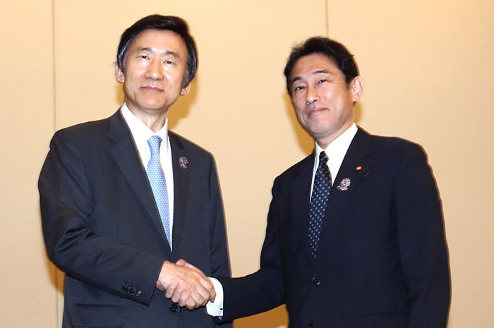 Minister Yun Byung-se (left) shakes hands with Japanese Minister for Foreign Affairs Fumio Kishida in Nay Pyi Taw, Myanmar, on August 10. (photo courtesy of the Ministry of Foreign Affairs)