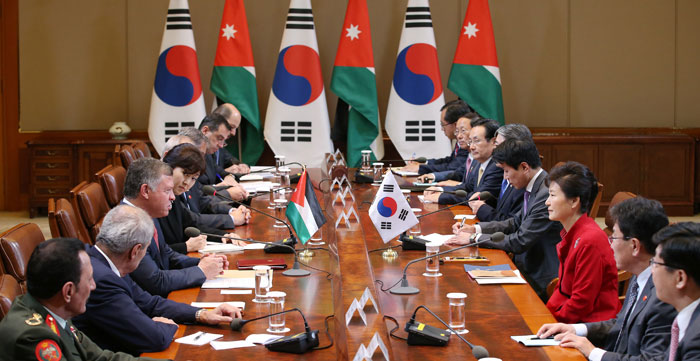 President Park Geun-hye and King Abdullah II of Jordan hold a Korea-Jordan summit in Seoul on Sept. 11.