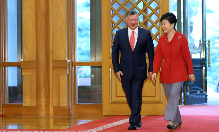 President Park Geun-hye (right) and King Abdullah II of Jordan walk toward the venue of the Korea-Jordan summit meeting at Cheong Wa Dae on Sept. 11.