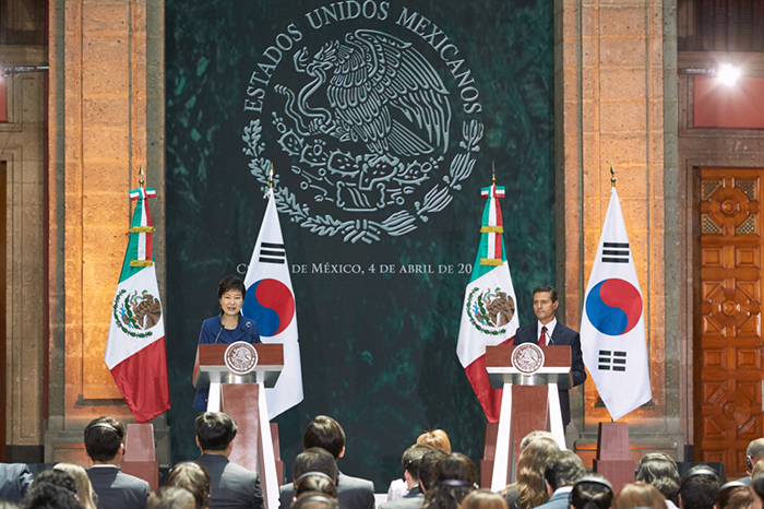 President Park Geun-hye and Mexican President Enrique Pena Nieto hold a joint press conference after the Korea-Mexico summit talks at the National Palace in Mexico City on April 4.