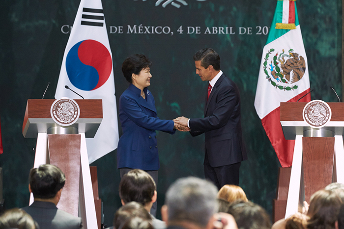 President Park Geun-hye (left) and Mexican President Enrique Pena Nieto shake hands after holding a joint press conference at the National Palace in Mexico City on April 4.