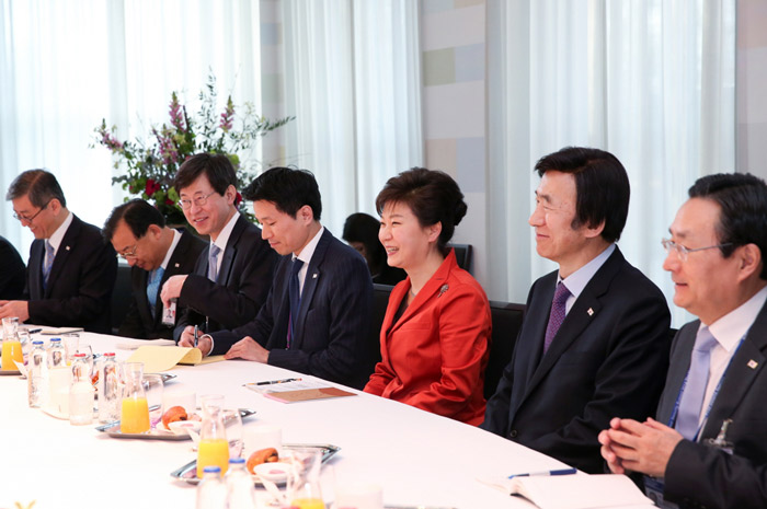 President Park Geun-hye (third from right) holds summit talks with Prime Minister of the Netherlands Mark Rutte in The Hague, Netherlands, on March 24. (photo: Cheong Wa Dae)