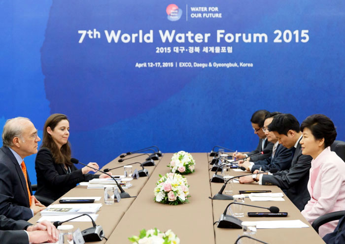 President Park Geun-hye (right) and OECD Secretary-General Jose Angel Gurria, currently on a visit to Korea, hold a meeting on April 12. Gurria is visiting Korea to attend the seventh World Water Forum currently underway in Daegu.