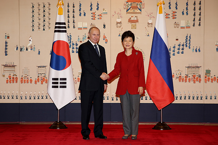 President Park Geun-hye will attend the Eastern Economic Forum on Sept. 2 and 3 in Vladivostok, Russia, and hold summit talks with Russian President Vladimir Putin. Though they have met on various occasions, the two leaders last held an official bilateral summit in Seoul in November 2013.
