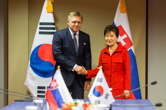 President Park Geun-hye (right) and Slovak Prime Minister Robert Fico meet in Prague on Dec. 3.