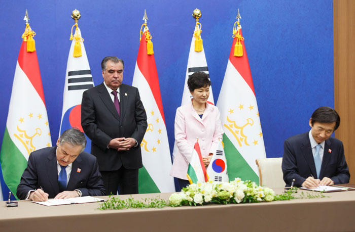 Minister of Foreign Affairs Yun Byung-se (right, front row) and his Tajikistani counterpart Aslov Sirodjidin Muhridinovich (left, front row) sign an MOU on cooperation between the two ministries, at the signing ceremony attended by President Park Geun-hye (right, back row) and Tajikistan President Emomali Rahmon (left, back row).
