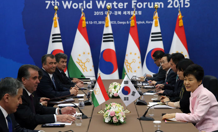 President Park Geun-hye (right) hosts a summit with Tajikistan President Emomali Rahmon at the EXCO convention center in Daegu on April 12.