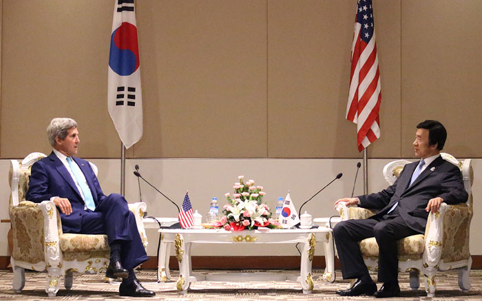 Minister Yun Byung-se (right) holds a bilateral ministerial meeting with U.S. Secretary of State John Kerry in Nay Pyi Taw, Myanmar, on August 10. (photo courtesy of the Ministry of Foreign Affairs)