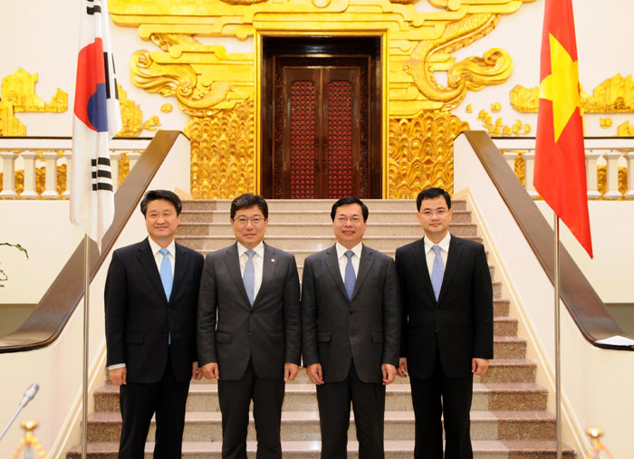 Minister of Trade, Industry and Energy Yoon Sang-jick (second from left) and Vietnam's Minister of Industry and Trade Vu Huy Hoang (second from right) pose for a photo after signing the Korea-Vietnam FTA.
